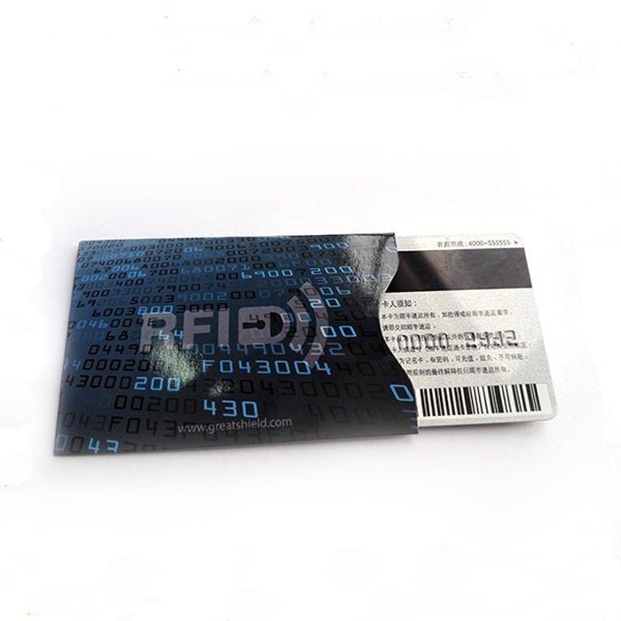 RFID блокиращ калъф за паспорт с двоичен код покрива ID карта за показване на сигурно безконтактно екраниране при ежедневно носене.