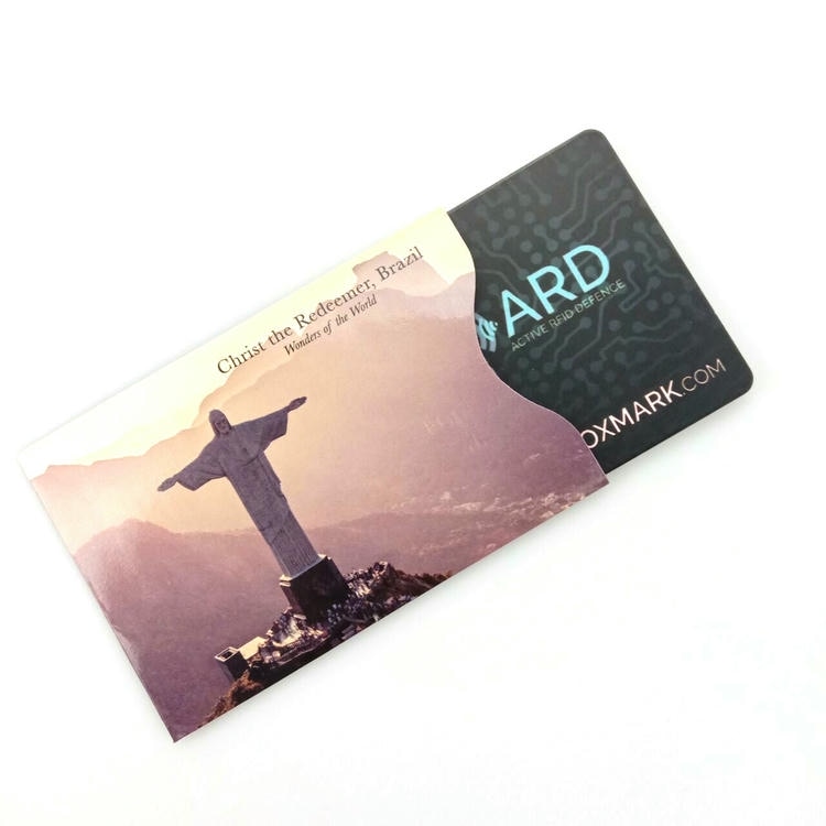 Държач за карти с RFID блокиращи калъфи с печат на силуета Christ the Redeemer показващ частично вкарана карта за употреба срещу сканиране.