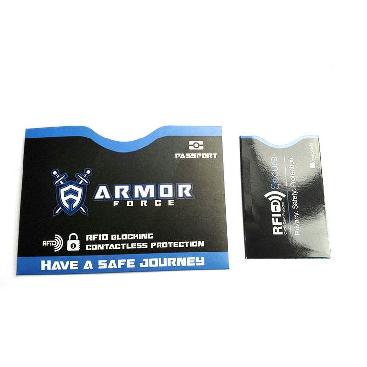 RFID калъф за паспорт Armor Force е показан до по-малък RFID защитен калъф за сравняване на размерите за защита на пътните документи.