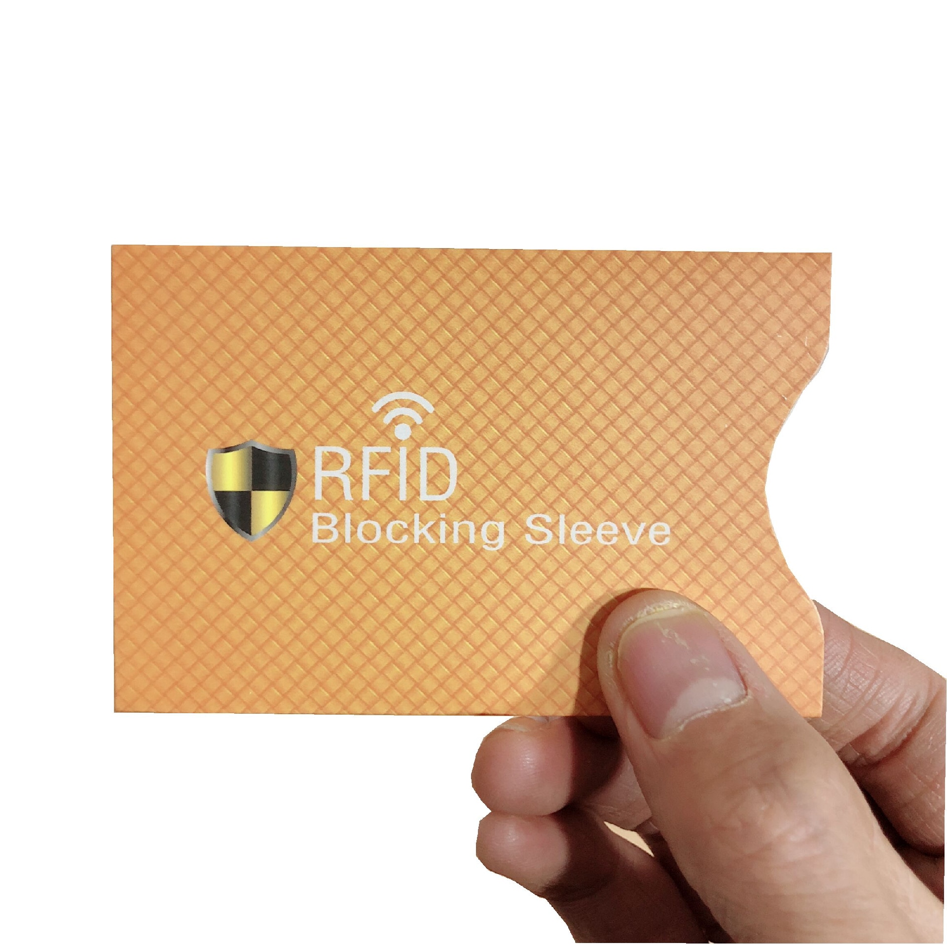 Ръка държи оранжев RFID блокиращ калъф с кръстосан десен, защитно лого и отвор за бързо изваждане на картата.