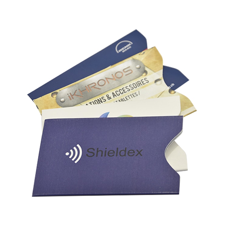 Син RFID блокиращ калъф Shieldex държи няколко карти и демонстрира страничен отвор за достъп и екраниране за безконтактна защита.