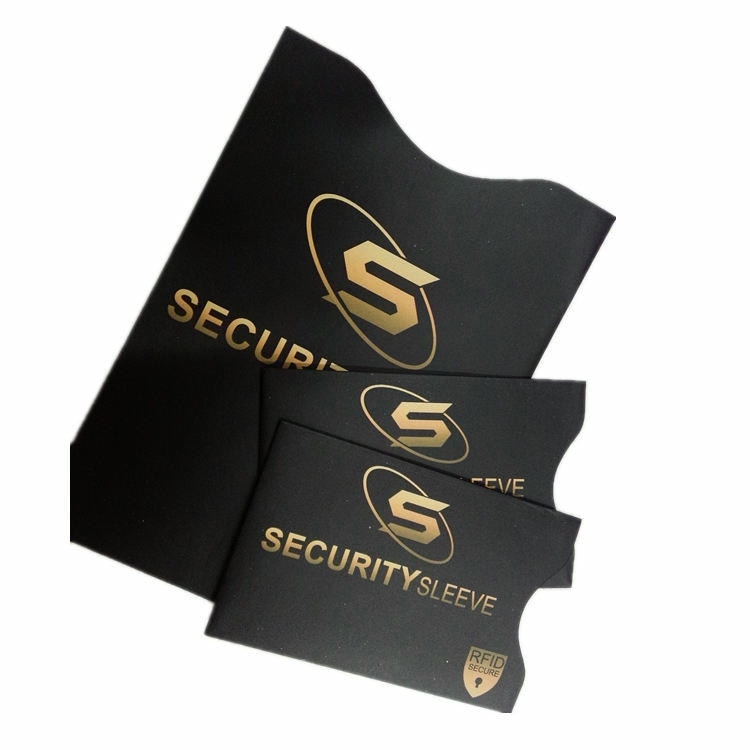 Черни RFID блокери Security Sleeve със златно лого са натрупани със съответстващ голям калъф за показване на съгласувания брандинг за защита на портфейла.