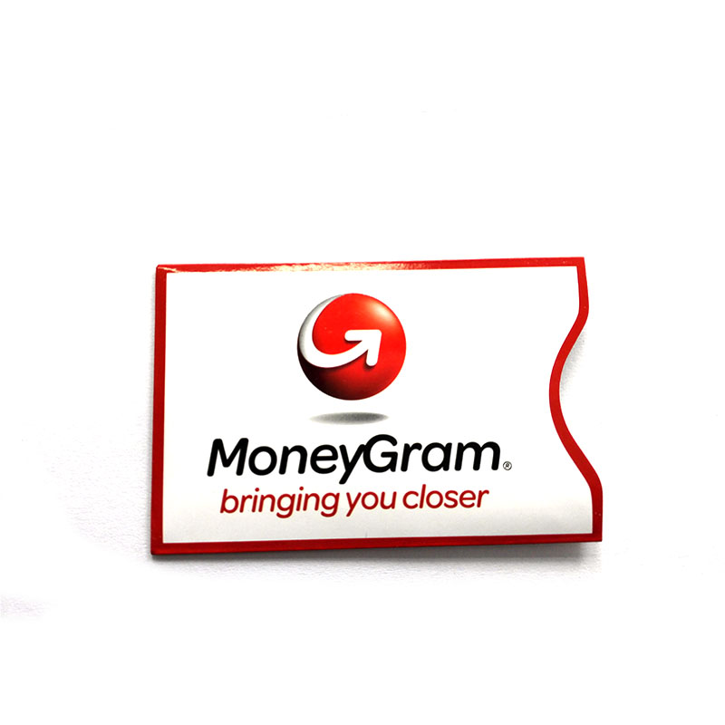 RFID блокиращ калъф с брандинг MoneyGram и червен кант, показващ персонализиран печат за сигурно съхранение на карти при пътуване.