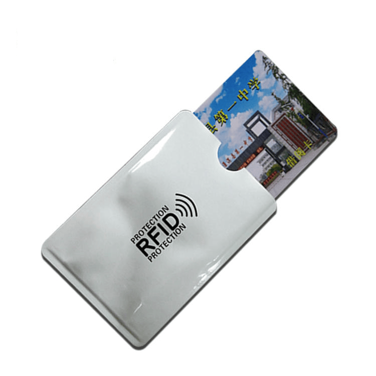 Единичен RFID защитен калъф с поставена карта, показващ дълбочината на поставяне и покритието при носене.