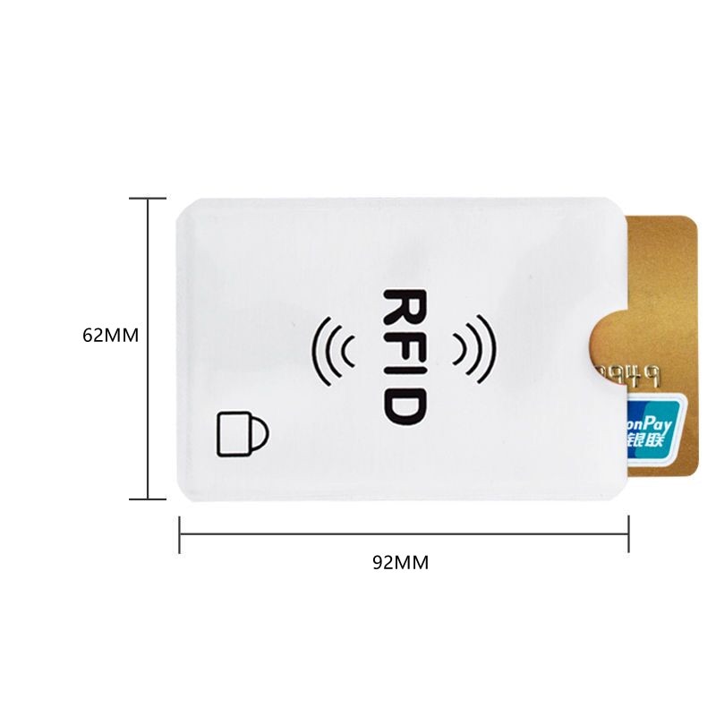 Бял RFID блокиращ калъф с отпечатана RFID икона и размери показва стандартно поставяне на банкова карта.
