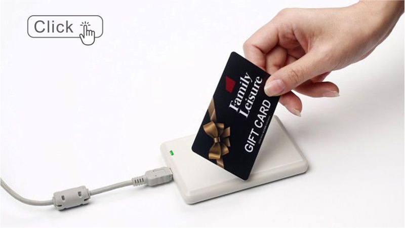 Снимка на персонализирани RFID ID карти за сигурен достъп с показано материално покритие.