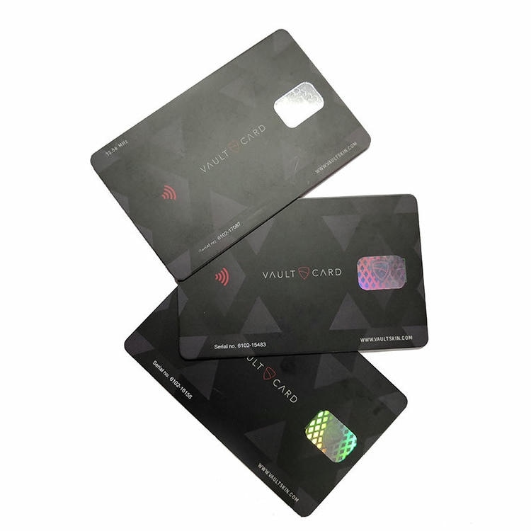 Снимка под ъгъл демонстрираща ултратънкия профил на rfid блокиращата карта който ѝ позволява да се побере безпроблемно във всеки портфейл или паспортен калъф.