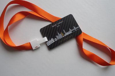 Модерна карбонова карта с висококачествено отпечатан QR код за бърз достъп на клиентите до дигитално съдържание.