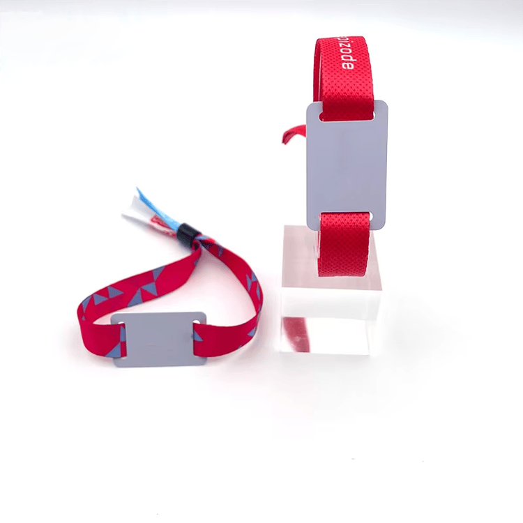Текстилни RFID гривни за круизен достъп, показани като водоустойчива гривна за носене.