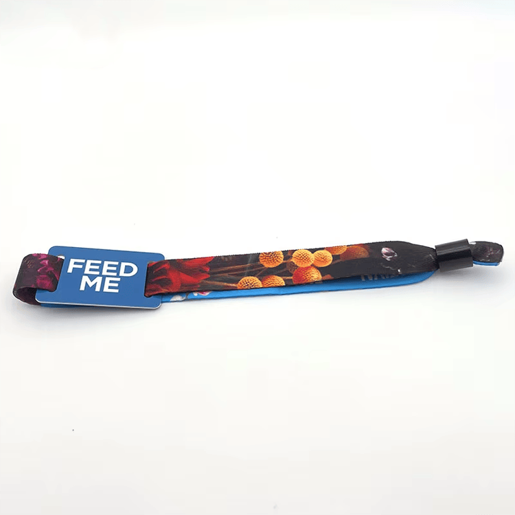 Персонализирани текстилни RFID гривни за кампании на марки с детайл на чипа при сравнение на решения в категория Текстилни RFID гривни.