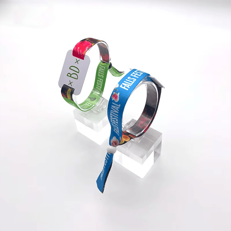 Продуктова снимка на Персонализирани текстилни RFID гривни за кампании на марки с показ на отпечатано лого в категория Текстилни RFID гривни.