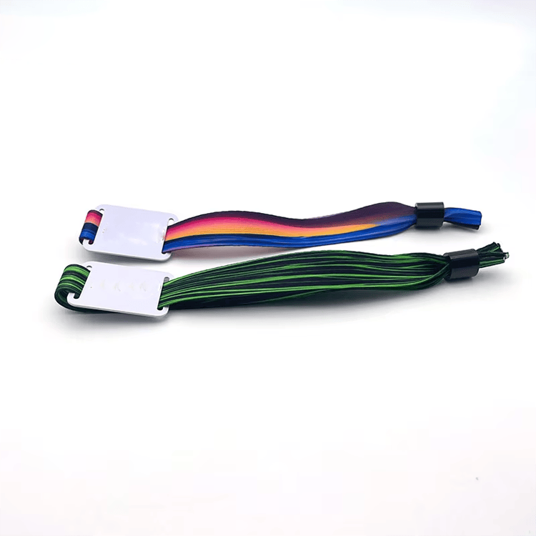 Текстилни RFID гривни за проследяване на посетители, показващи удобно носене по време на събития.