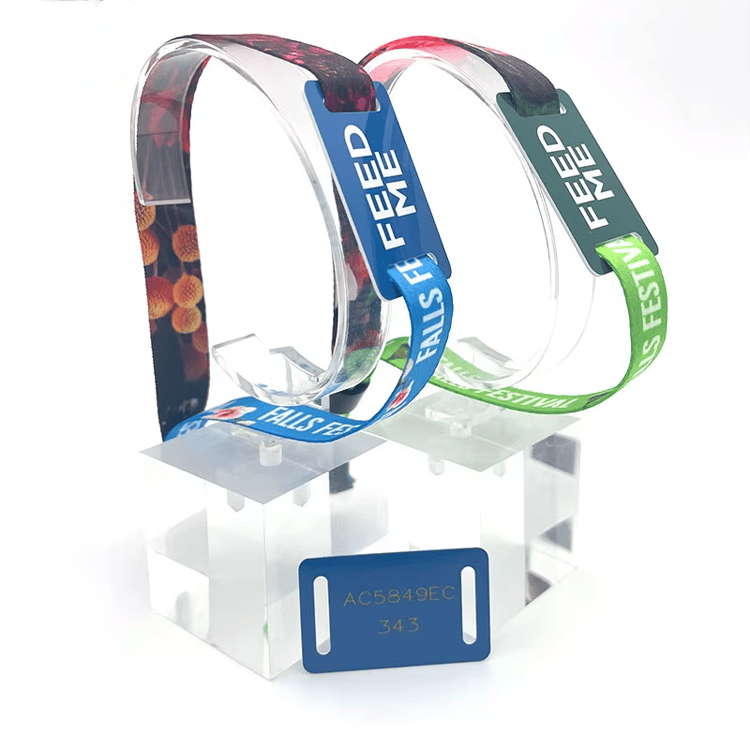 NFC текстилни RFID гривни за безкасови събития, показани при регистрация и проверка на гости.