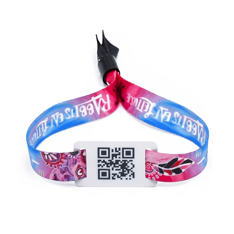 Текстилни RFID гривни за членство в клубове и фитнеси, използвани за чекиране на гости и посетители.
