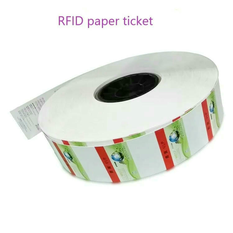 Руло с RFID хартиени билети показва непрекъснат отпечатан материал за автоматизирана обработка и голям обем регистрации.