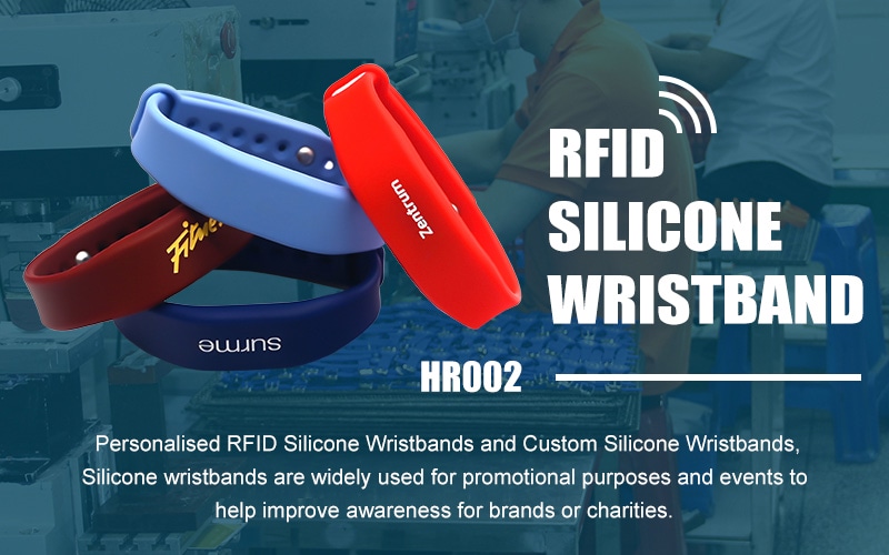 Банер на силиконова RFID гривна HR002 с продуктов текст и фабричен фон, представящ серията гривни.