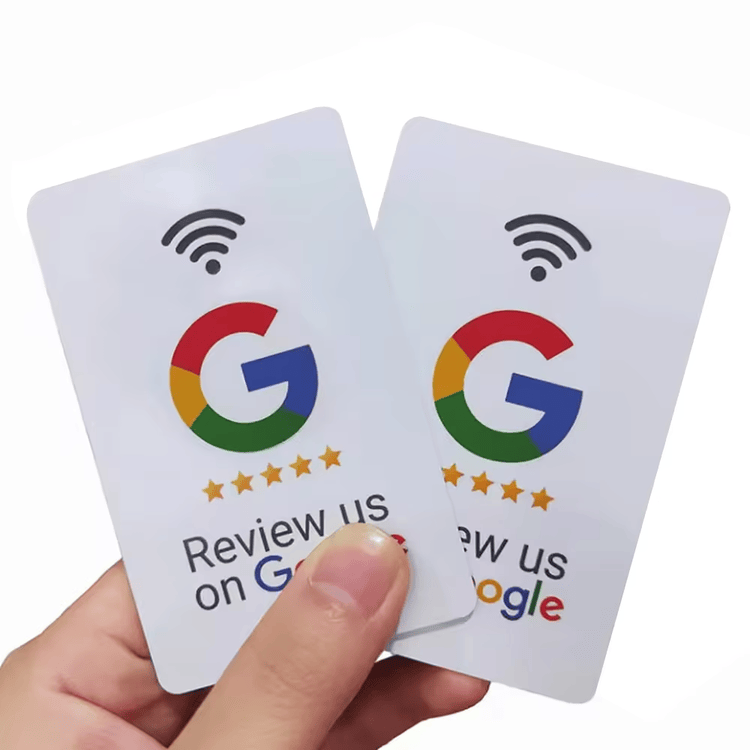 Елегантна черна карта за отзиви в Google с логото на Google и NFC символа за модерен бизнес вид.