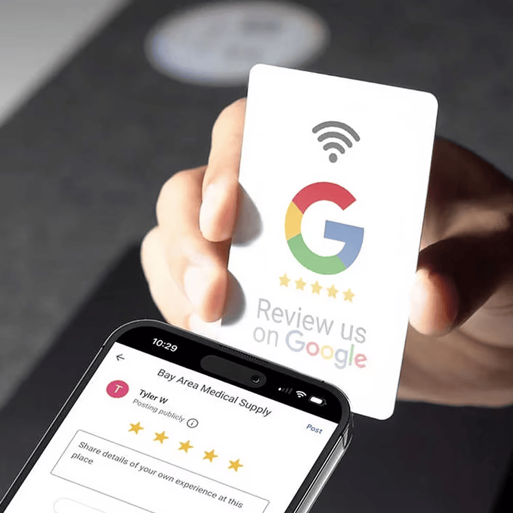 Презентация на различни персонализирано брандирани карти за отзиви в Google с различни цветови схеми за съответствие с идентичността на търговския магазин.