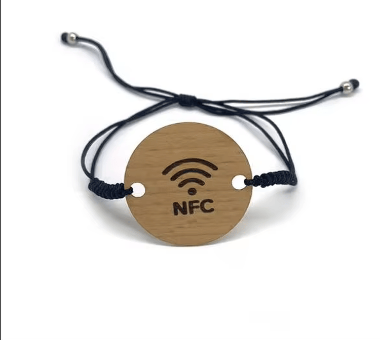 Персонализирани дървени RFID гривни за хотели и събития с детайл на чипа при сравнение на решения в категория Дървени карти.