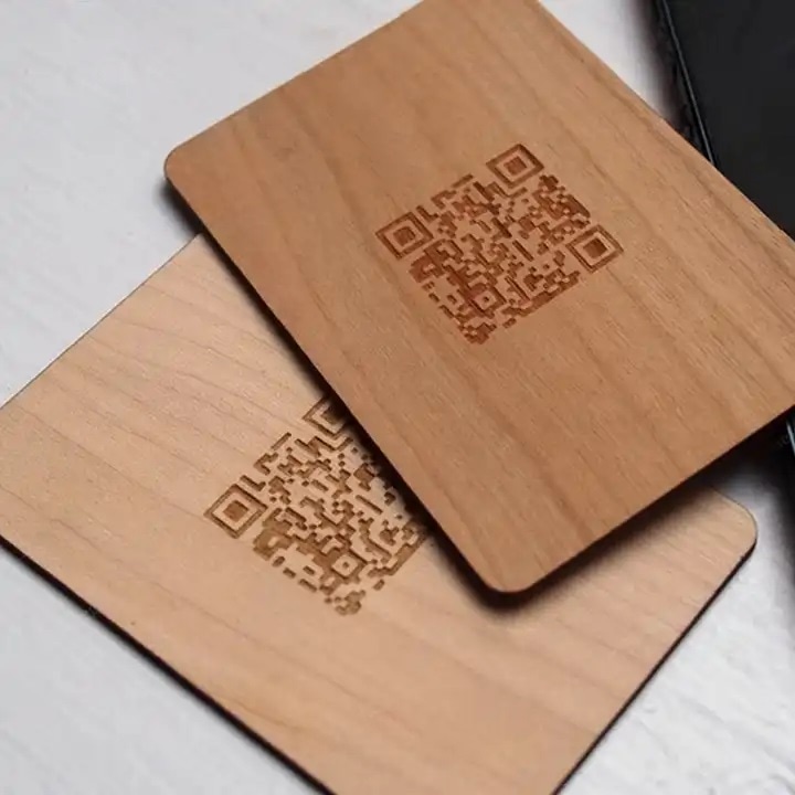 Персонализирана RFID подаръчна карта от сапеле с отпечатано фирмено лого.