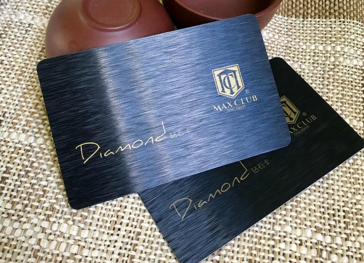 Елегантна тъмносиня пластмасова карта с четкан ефект, златен текст Diamond, лого Max Club и текстурирана метална повърхност.