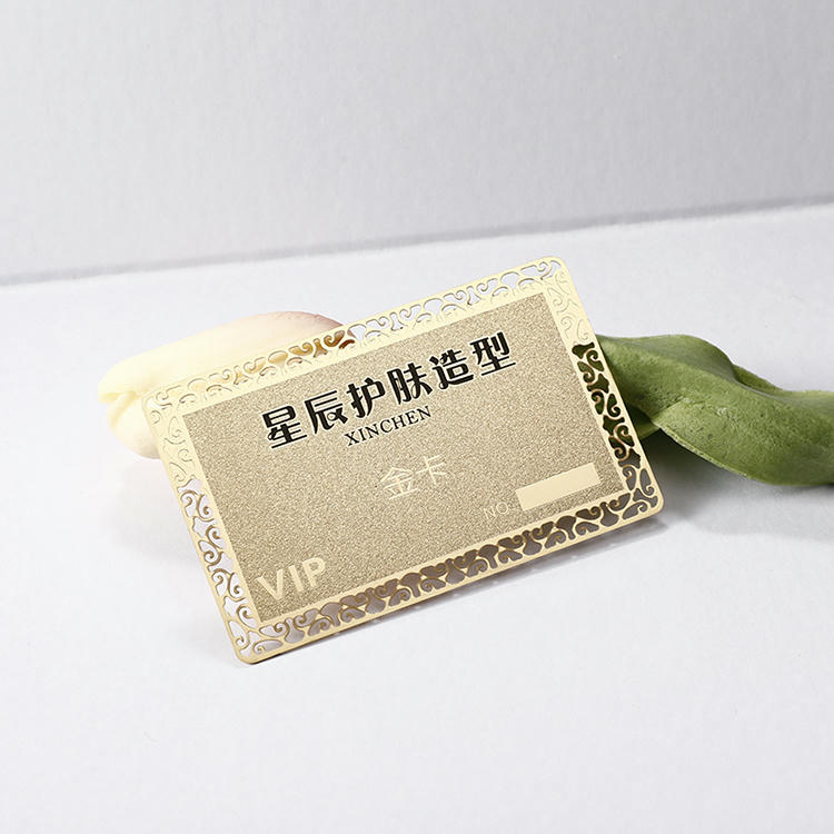 Златна метална карта с богато украсена рамка и китайски брандинг, изработени чрез декоративно лазерно гравиране.