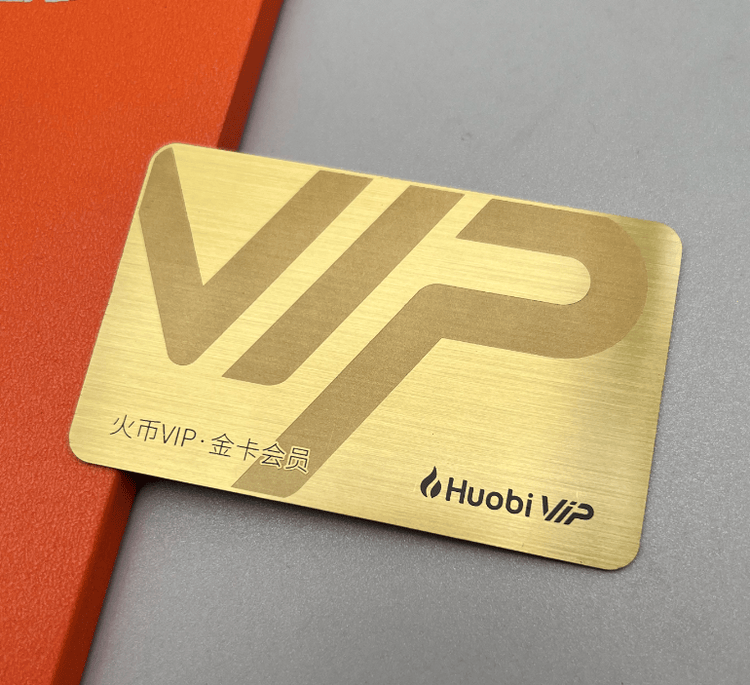 Тази метална визитка показва златист матиран финиш с голям VIP надпис за премиум членски програми.