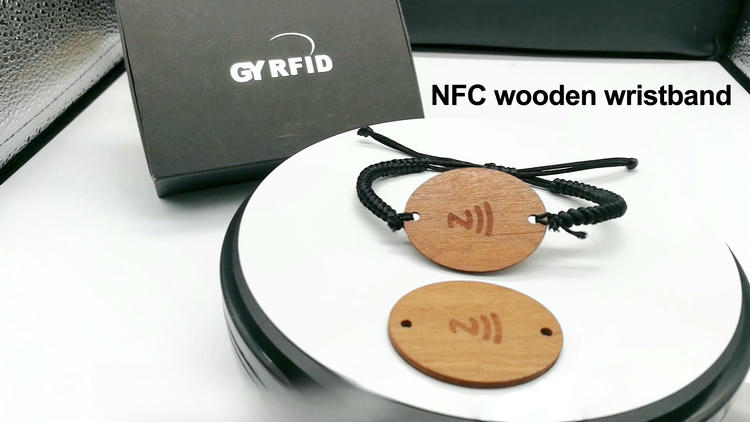 Персонализирани брястови дървени карти за RFID и подаръци с детайл на чипа при сравнение на решения в категория Дървени карти.