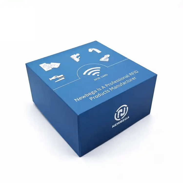 Гравирани дървени RFID подаръчни карти в практичен формат, подходящ за портфейл.