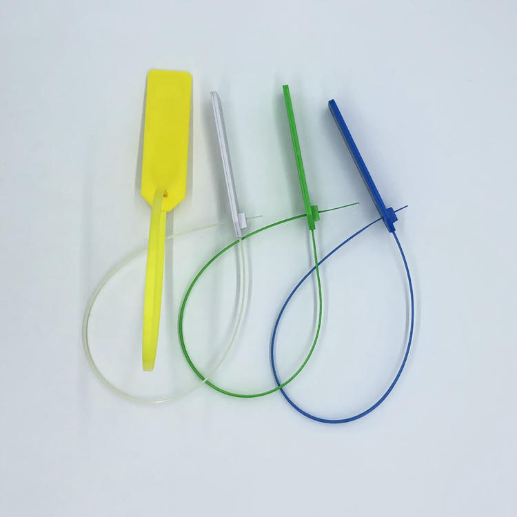 Четири RFID кабелни тага са заключени в примки в жълто бяло зелено и синьо показващи запечатващата лента и главата на тага.