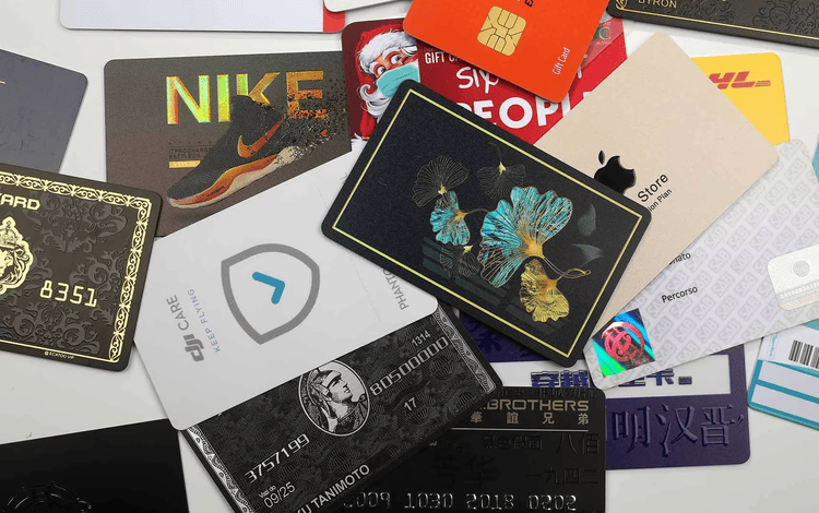Персонализирани контактни чип карти за защитени ID системи с акцент върху материала и повърхностното покритие за проекти с контактни чип карти.
