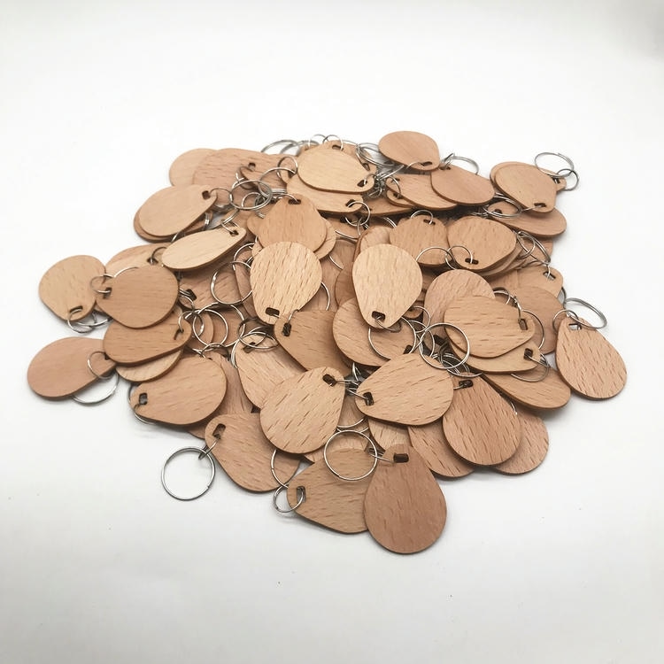 Дървени RFID ключодържатели за хотели, показани с ясен изглед към антенната структура за RFID приложения.
