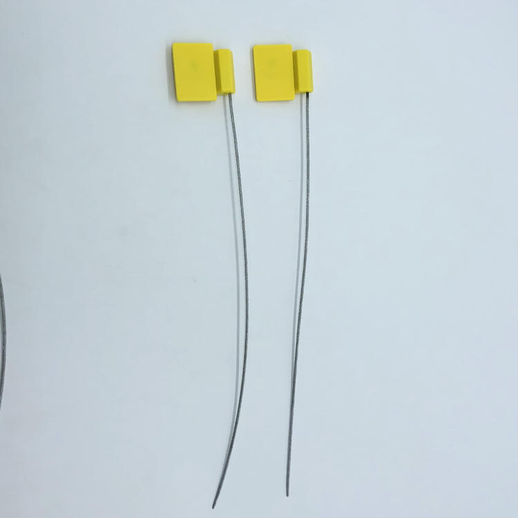 Две жълти RFID защитни пломби SS3626-1 са показани изправени с дълги прави опашки от стоманен тел на плътно бял фон.