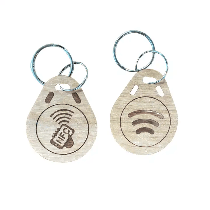 Изображението показва детайл на чипа при дървени RFID ключодържатели за голям овален премиум достъп.