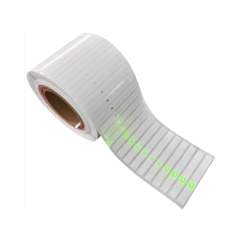Студиен продуктов кадър показва ролка бели RFID LED етикети с яркозелени светлинни сигнали върху висящата лента.