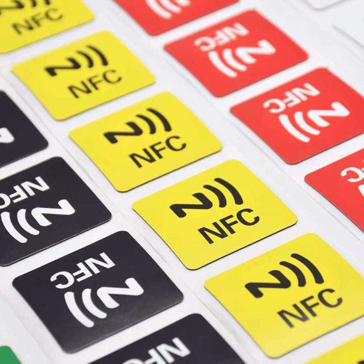 Компактен HF RFID етикет за интелигентни опаковки с размер за портфейл.