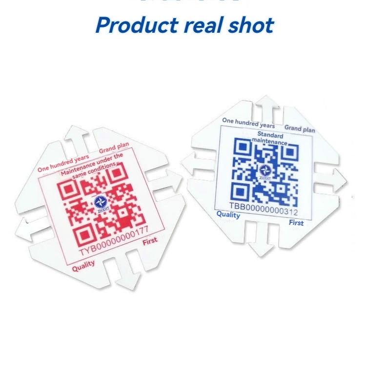 Реална снимка показва два PVC5050-1 RFID тага за бетон, отпечатани с QR кодове за персонализирана идентификация.