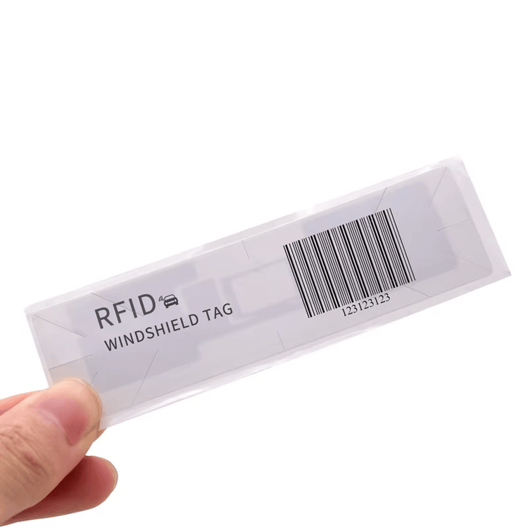 Изображението показва защитни UHF RFID етикети срещу подправяне за сигурно проследяване на активи с баркод печат за приложения с UHF RFID етикети.