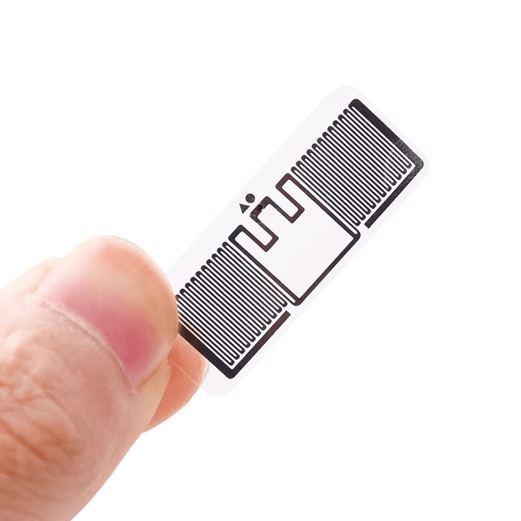UHF RFID етикети за складово локализиране с показан детайл на чипа за купувачи, които сравняват решения с UHF RFID етикети.