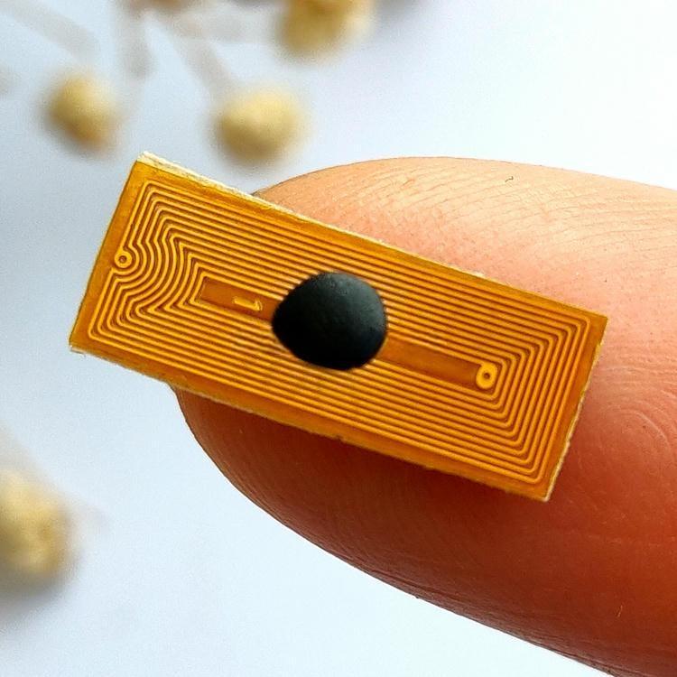 Правоъгълните RFID FPC тагове предлагат гъвкава форма за маркиране на тесни изделия или плоски повърхности в контролирана инвентарна среда