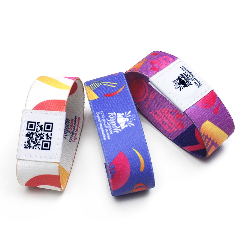 Еластични RFID гривни с QR проверка, показани при безконтактно сканиране за приложения с RFID достъп.