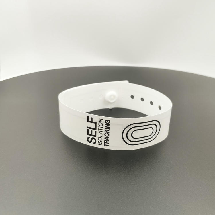 Посетител на фестивал доближава хартиената си RFID гривна до дигитален скенер за бърз достъп до ограничена VIP зона