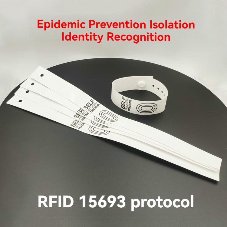 Демонстрация на водоустойчивостта на хартиените RFID гривни показва, че са подходящи за дъжд и кални условия при събития на открито
