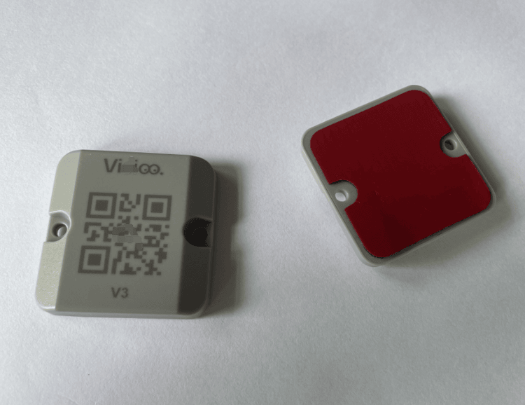Изображението показва детайл от лазерно рязане на компактен ABS RFID таг за индустриални метални активи при приложения ABS On-Metal RFID Tags.