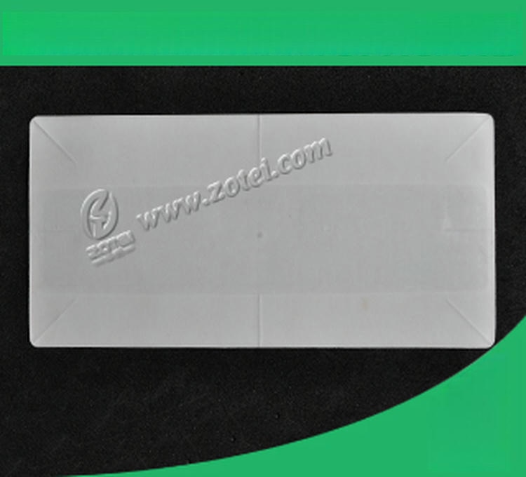Преден изглед на празен UHF RFID таг за автомобилно предно стъкло с чисти ръбове и релефна антена за автоматизиран автомобилен достъп.