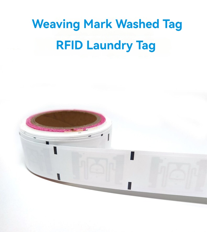 Ролка от перящи се тъкани RFID етикети с отделена лента, показваща непрекъснатия производствен формат за маркиране на облекло.