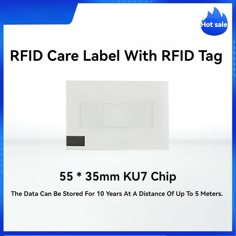 Продуктова карта показва тънкия RFID етикет за грижа с видим модел на антената и отпечатана информация за размера на мострата на етикета за облекло.