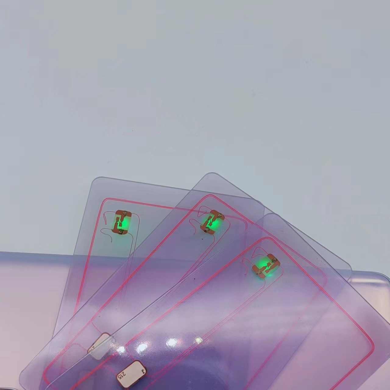 Макро снимка на NFC карта с LED светлина със зелен индикатор в ъгъла за бързо NFC потвърждение при докосване.
