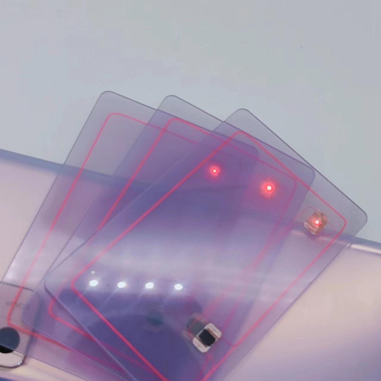 Макро снимка на NFC карта с LED светлина с червен индикатор в ъгъла за незабавно потвърждение при докосване.