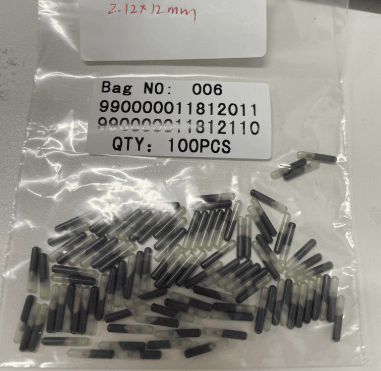 Близък план на етикетирана торбичка с много RFID микрочипове за животни, показваща партидна маркировка и количество за доставка.